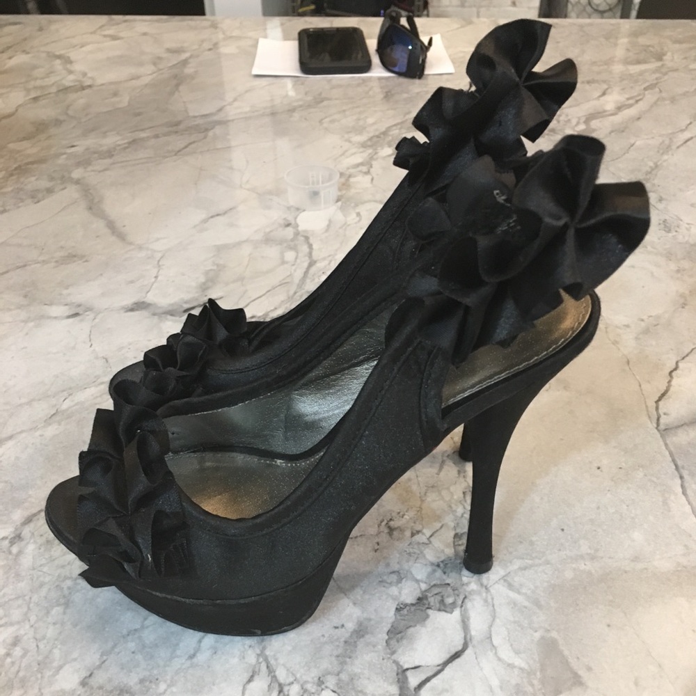 Quaid ruffle Heels size 6